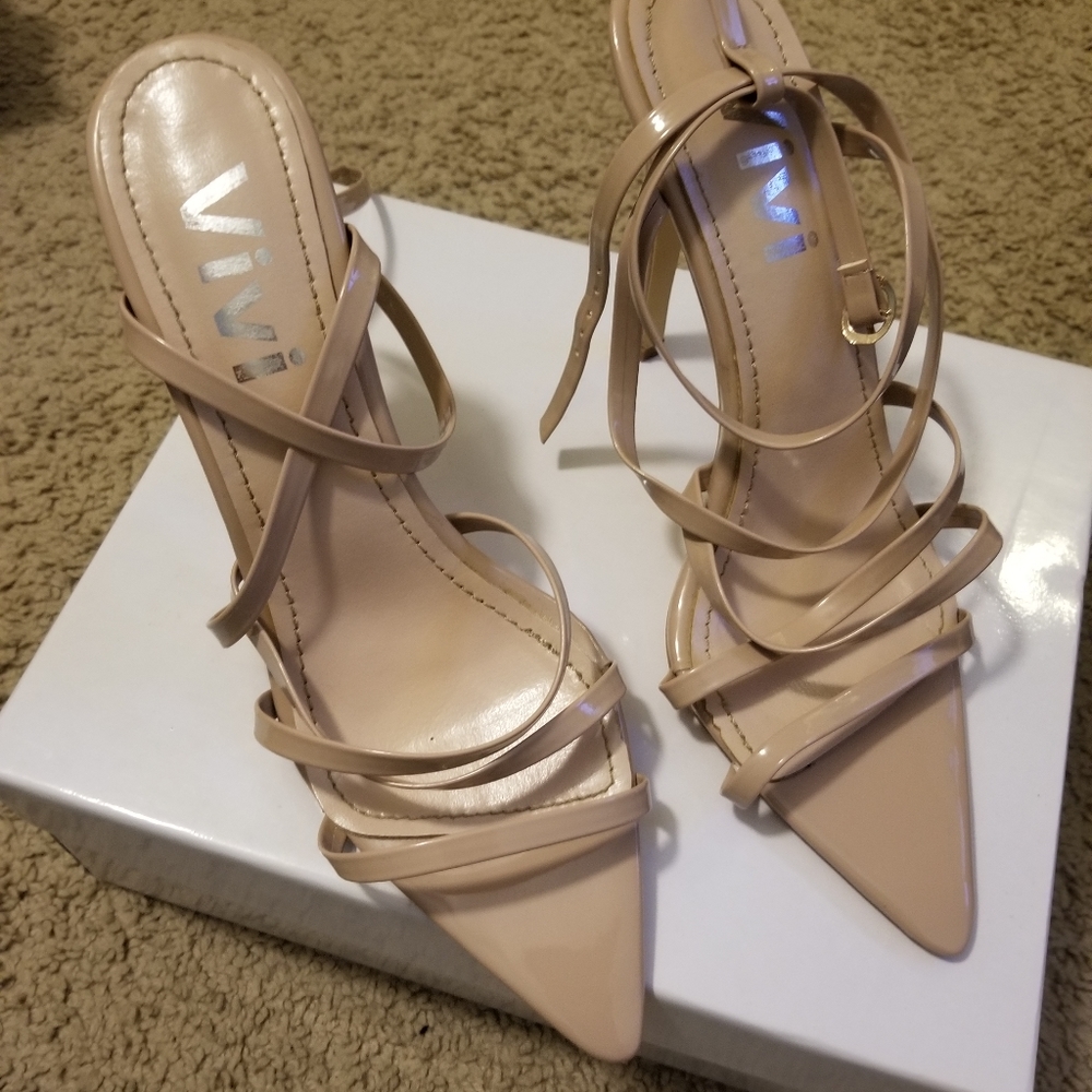 Son sandalias de tacón